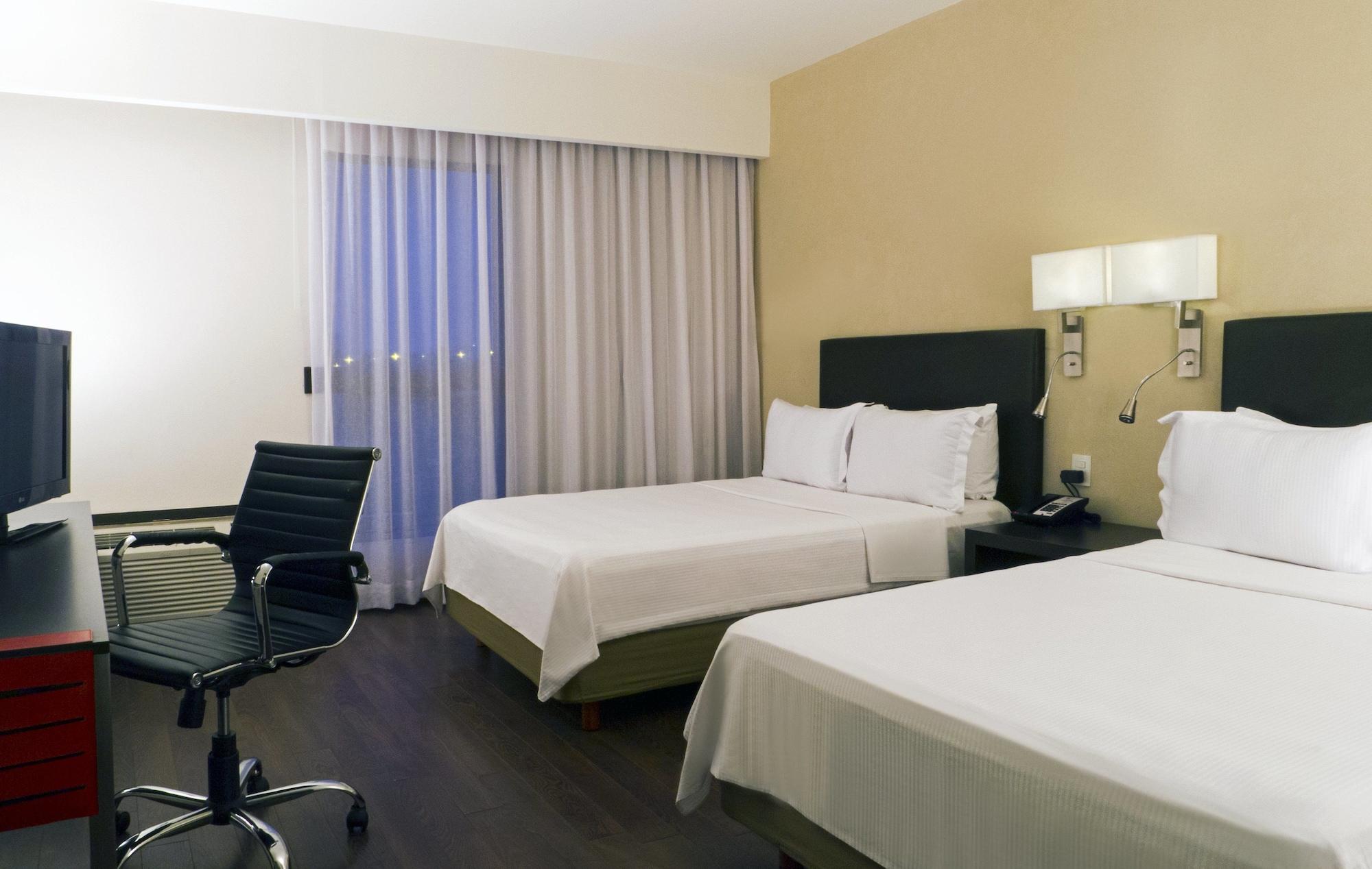 Fiesta Inn Leon Bagian luar foto
