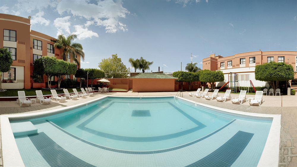 Fiesta Inn Leon Bagian luar foto